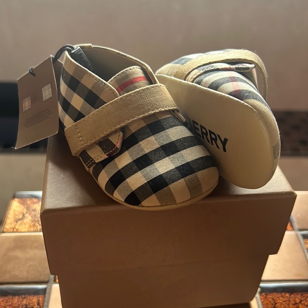 Burberry newborn boot new with tags